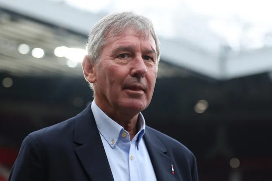 Bryan Robson hối thúc MU nẫng tay trên Bruno Guimaraes trước mũi Arsenal