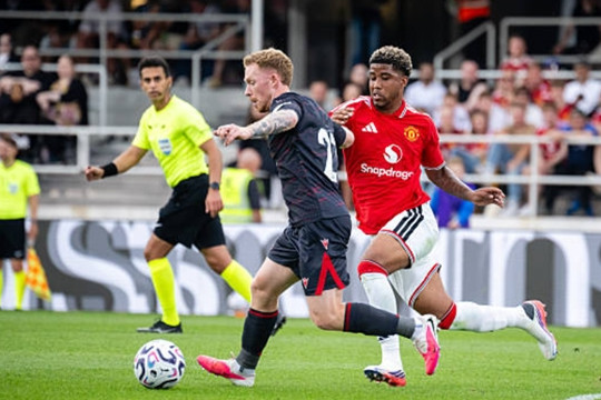 Andrey Santos ra mắt đầy hứa hẹn trong thất bại của MU trước Wrexham
