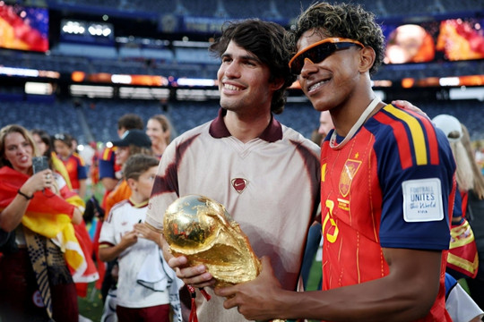 Tây Ban Nha vô địch World Cup 2026: Carlos Alcaraz rạng rỡ bên Lamine Yamal