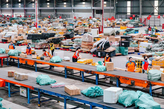 Thị trường thương mại điện tử đạt 148,6 nghìn tỷ đồng, giá cước vận chuyển giảm hơn 20%