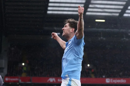 Arsenal nhắm John Stones thay thế Saliba, Liverpool đối đầu MU trong thương vụ Manu Kone