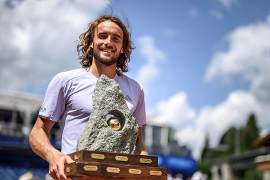 Stefanos Tsitsipas vô địch Gstaad 2026: Lời khẳng định sau 16 tháng khát danh hiệu