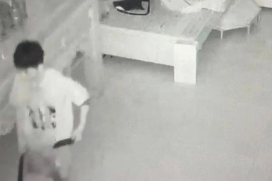 Lẻn vào nhà qua ô thông gió, dùng dao cướp tài sản của người mẹ trẻ đang ngủ