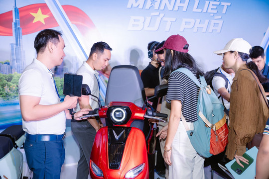 VinFast Kyo 'chào sân' khách hàng Việt: Xe điện chuẩn gu dân văn phòng đô thị