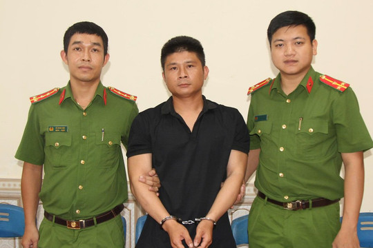 Vận động thành công 2 đối tượng truy nã ra đầu thú