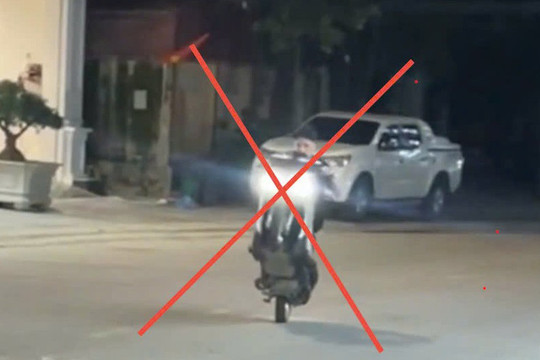 Tịch thu phương tiện, phạt tiền thanh niên 'bốc đầu' xe máy