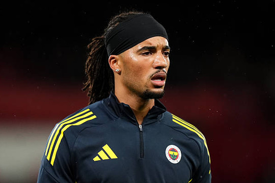 Archie Brown: Mảnh ghép hoàn hảo cho hành lang trái Chelsea của Xabi Alonso