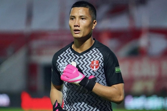 HLV Kim Sang Sik và canh bạc lớn khi gạch tên thủ môn Đình Triệu khỏi AFF Cup 2026