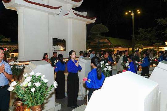 Xúc động lễ thắp nến tri ân tại Ngã ba Đồng Lộc