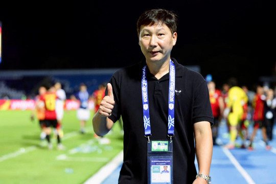 HLV Kim Sang-sik dặn tuyển Việt Nam giữ đôi chân trên mặt đất sau trận thắng 7-0