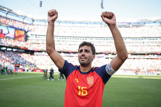 PSG bất ngờ thách thức Real Madrid trong cuộc đua chiêu mộ tiền vệ Rodri từ Man City