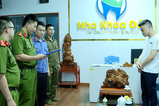 Không phải bác sĩ vẫn mở phòng khám và 'điều trị' cho bệnh nhân