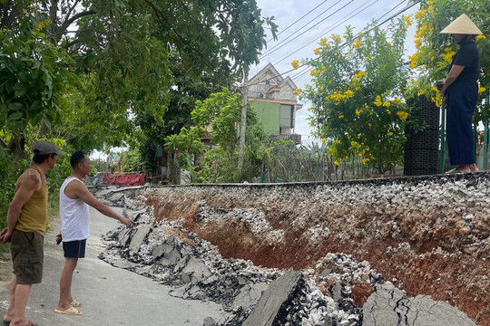 Người dân bất an vì đoạn đường trước nhà bỗng nứt toác, sụt lún hơn 2m