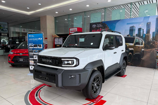 Cận cảnh Toyota Land Cruiser FJ giá từ 1,198 tỷ đồng