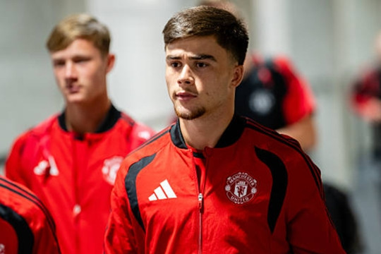 Manchester United rao bán Harry Amass giá 6 triệu bảng sau thay đổi chiến thuật