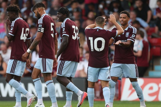 Aston Villa thua Real Sociedad 2-4, hàng thủ lộ khoảng trống ở trận giao hữu hè