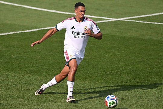 Gallas cảnh báo Alexander-Arnold về yêu cầu phòng ngự của Mourinho tại Real Madrid