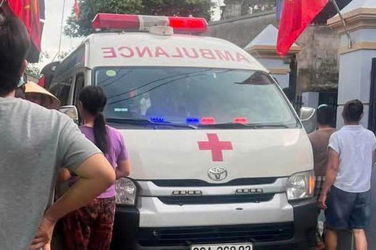 Đứng gần biển quảng cáo dưới mưa, 2 anh em ruột tử vong do điện giật