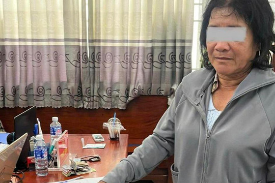 Vờ hỏi mua, người phụ nữ trộm 59 tờ vé số của người ngồi xe lăn