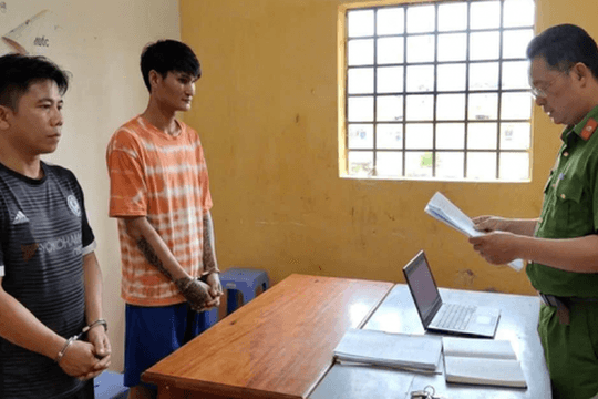 Tạm giữ khẩn cấp hai đối tượng nghiện ma túy cướp giật điện thoại của trẻ em