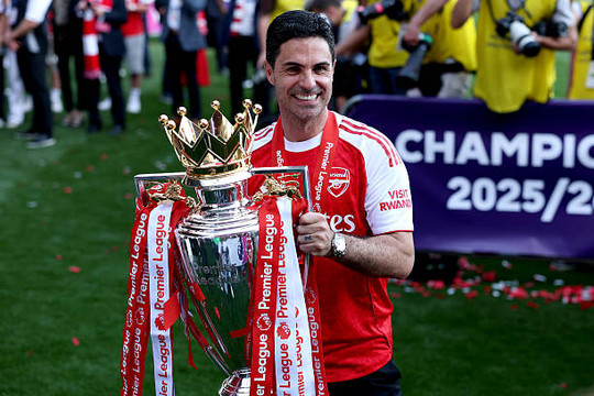Sau chức vô địch Premier League lịch sử, Mikel Arteta tuyên bố diệt trừ sự hài lòng tại Arsenal