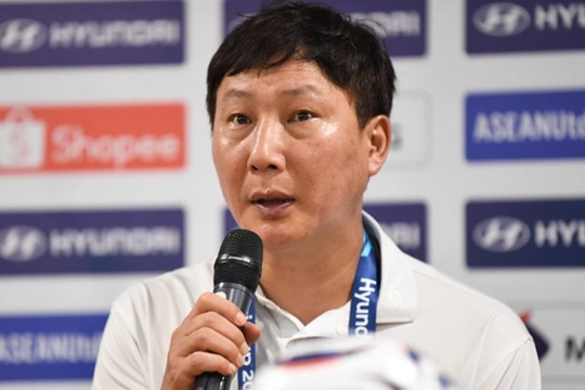HLV Kim Sang-sik lên tiếng về Đình Bắc và bước ngoặt thương mại FIFA