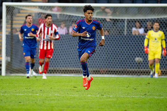 JJ Gabriel ra mắt Manchester United ở tuổi 15: Điểm sáng kỹ thuật và thách thức thể chất