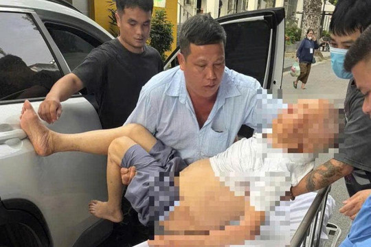 Cụ ông 93 tuổi bị tai biến, CSGT Hà Nội mở đường đến bệnh viện kịp thời