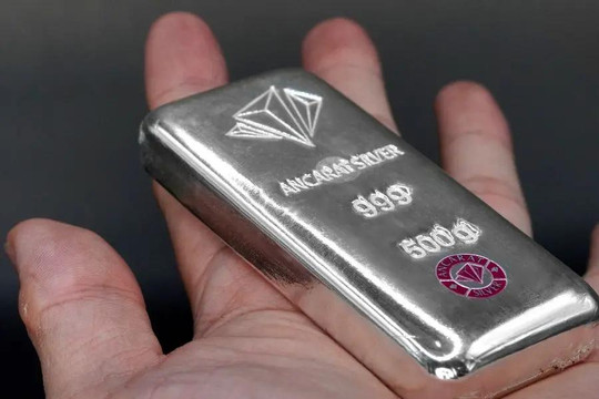 Giá bạc thế giới điều chỉnh về 57,41 USD/ounce, thị trường trong nước duy trì ổn định