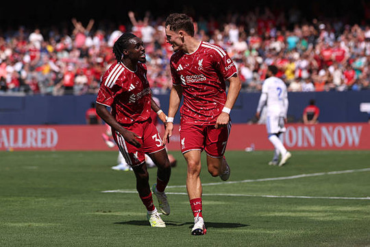 Leeds lội ngược dòng điên rồ hạ Liverpool 4-2 tại Chicago