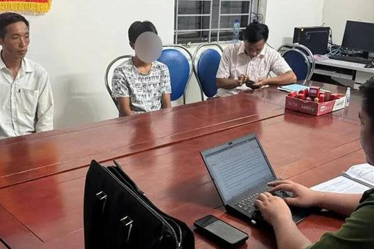 Công an làm việc với thiếu niên gọi điện quấy rối tổng đài 113