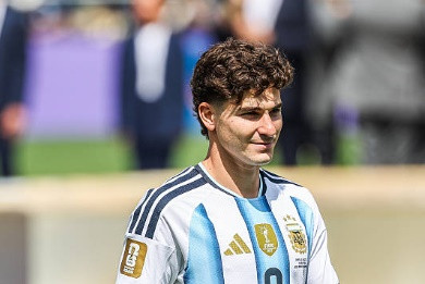 Barcelona kiên trì theo đuổi Julian Alvarez: Giám đốc Deco chốt cuộc gặp quyết định tại Madrid