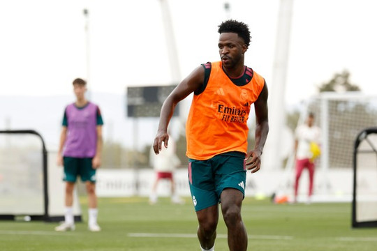 Giữa tin đồn chuyển nhượng sang Arsenal, Vinicius hé lộ cuộc trao đổi với Mourinho