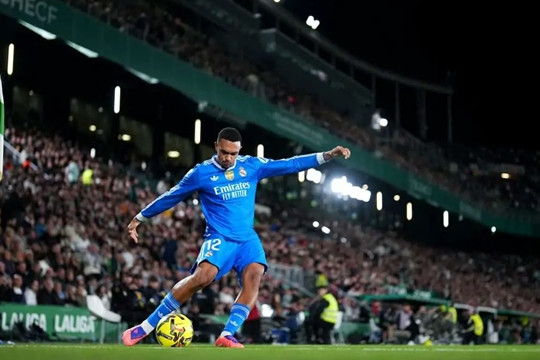 Mourinho biến Alexander-Arnold thành tiền vệ: Nước đi chiến thuật táo bạo cùng Dumfries