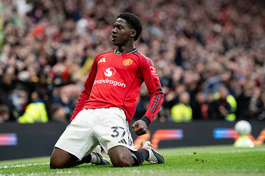 Kobbie Mainoo và lời giải cho vị trí tiền vệ mỏ neo của Manchester United