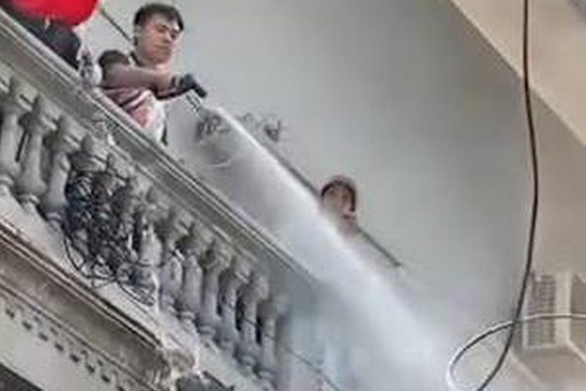 Hà Nội: Khởi tố đối tượng dùng máy bơm áp lực cao xịt vào người thợ tháo dỡ nhà ở xã Tây Phương