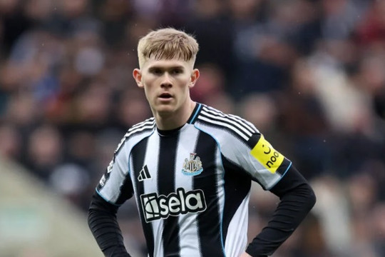 Lý do Manchester United gặp khó trong thương vụ theo đuổi Lewis Hall của Newcastle