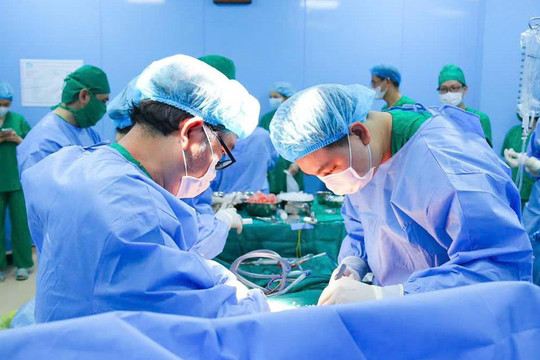 Người mẹ tặng quả thận của con để trao cơ hội sống cho em bé nhỏ tuổi nhất có chỉ định ghép tạng