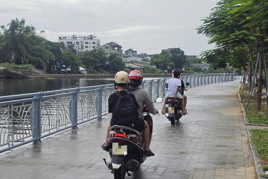 Mặc biển cấm, xe máy vẫn chạy vào đường đi bộ vừa hoàn thành ở Huế