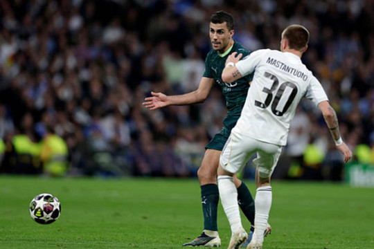 Real Madrid rút lui khỏi thương vụ Rodri: Bước ngoặt bất ngờ nghiêng về phía Barcelona