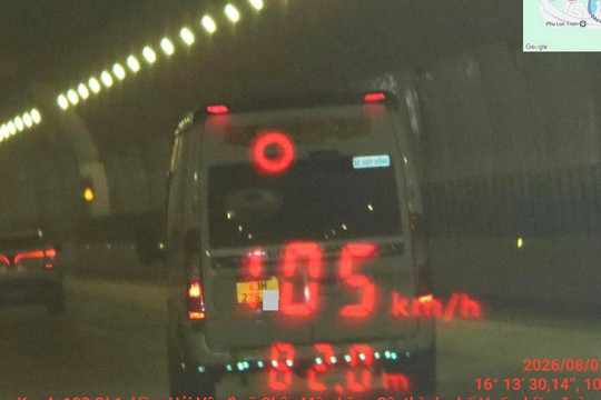 CSGT Huế siết kiểm soát tốc độ, phát hiện xe khách chạy 104 km/h qua hầm Hải Vân