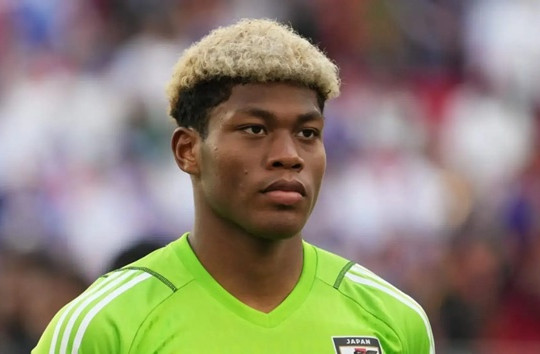 PSG gửi đề nghị 35 triệu euro cho Zion Suzuki nhưng thủ môn Parma đòi suất bắt chính
