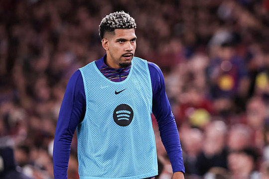 Ronald Araujo chia tay Barcelona sang Liverpool: Nước đi mạo hiểm của Hansi Flick tại Camp Nou