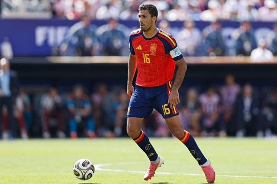 Barcelona chốt phí 55 triệu euro chiêu mộ tiền vệ Rodri từ Manchester City cho Hansi Flick