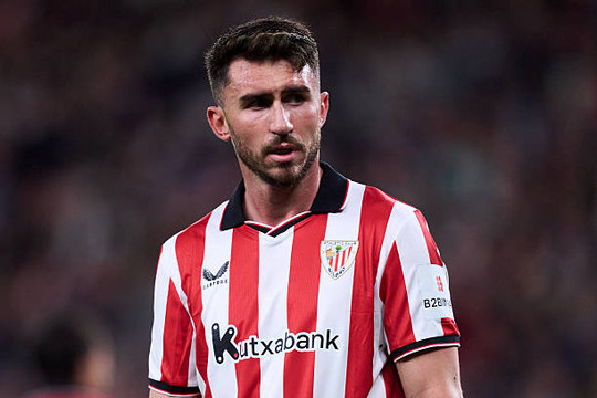 Barcelona lên kế hoạch chiêu mộ Aymeric Laporte thế chỗ Ronald Araujo ở hàng phòng ngự