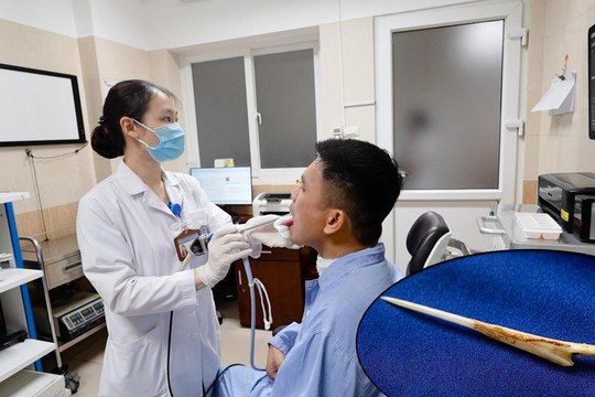 Cố nuốt miếng cơm to để chữa hóc xương, người đàn ông thủng thực quản
