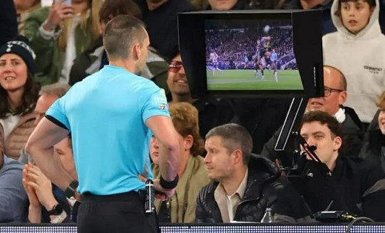 UEFA quyết định giảm thiểu sự can thiệp của VAR nhằm trả lại vị trí trung tâm cho trọng tài