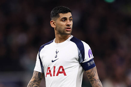 Arsenal gây sốc khi liên hệ chiêu mộ đội trưởng Cristian Romero của kình địch Tottenham Hotspur