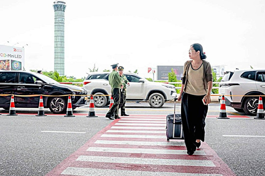 Bóc trần chiêu 'bán khách' ở sân bay Nội Bài, 'cò mồi' hét giá cao ăn chênh lệch