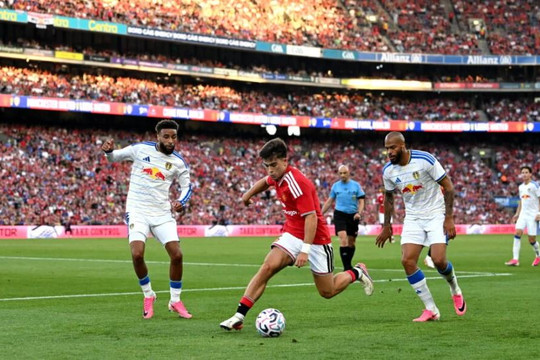Màn trình diễn trước Leeds giúp Harry Amass giải bài toán hậu vệ trái cho Man United